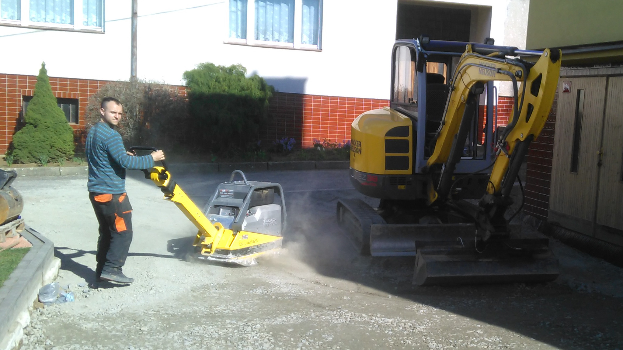 Disponujeme vlastní hutnící technikou